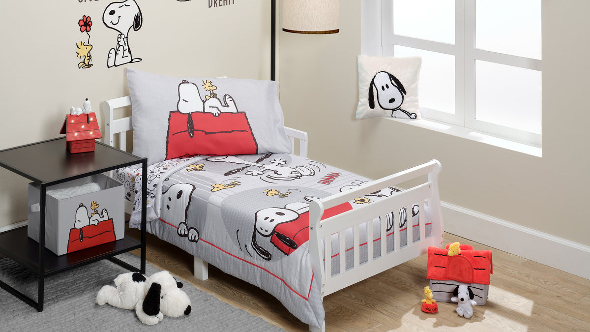 Snoppy Love Toddler Bedding in child room
