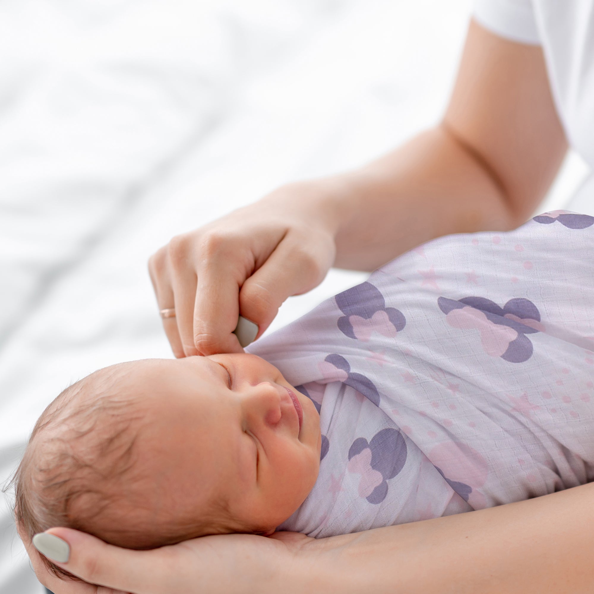 Disney Baby Minnie Mouse Muslin Swaddle Blanket Plush Gift Set